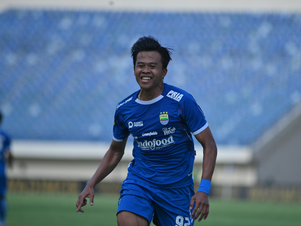 Edo Febriansah dapat penghargaan gol terbaik bulan November
