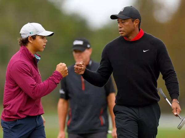 Tiger Woods (kanan) dan sang putra, Charlie. (Foto: Golf Digest)