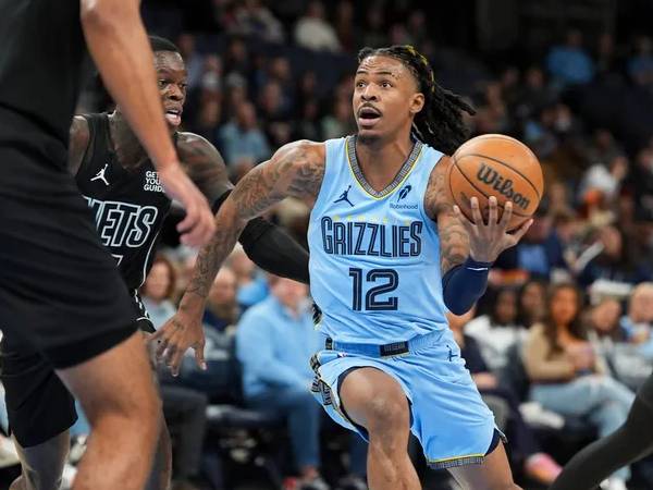 Ja Morant (kanan) mencetak 28 poin saat Memphis Grizzlies mengalahkan tim tamu Brooklyn Nets 135-119 pada hari Jumat (13/12) malam. (Foto: AP)