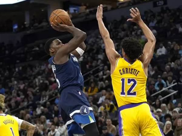 Anthony Edwards (kiri) mencetak 23 poin saat Minnesota Timberwolves menang 97-87 atas Los Angeles Lakers pada Jumat (13/12) malam. (Foto: AP)