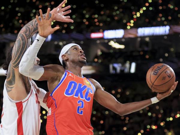 Shai Gilgeous-Alexander mencetak 32 poin saat OKC Thunder meraih tiket ke final Piala NBA dengan mengalahkan Houston Rockets 111-96 pada Sabtu (14/12) malam. (Foto: AP)