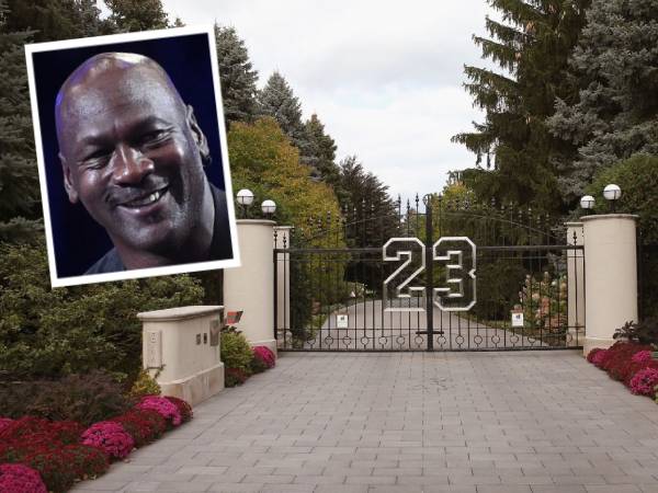 Gerbang depan ikonik dengan nomor legendaris “23” milik Michael Jordan. (Foto: AP)