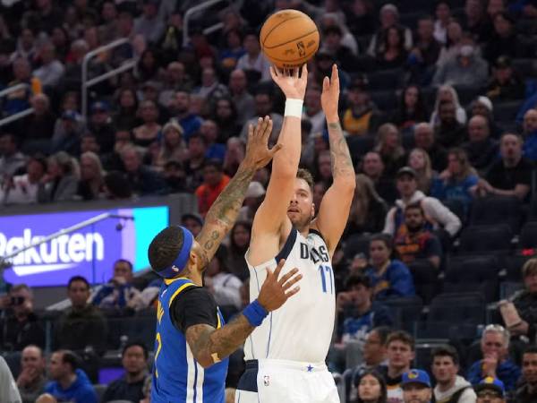 Luka Doncic (kanan) mencetak 45 poin saat Dallas Mavericks mengalahkan Golden State Warriors, 143-133 pada hari Minggu (15/12) malam di San Francisco. (Foto: AP)