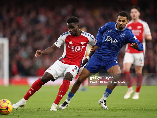 Bukayo Saka saat berhadapan dengan Iliman Ndiaye