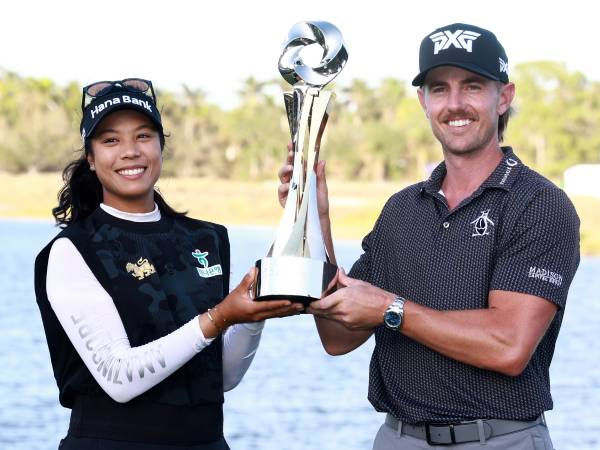 Jake Knapp (kanan) dan Patty Tavatanakit berpose dengan trofi Grant Thornton Invitational. (Foto: Golf Digest)