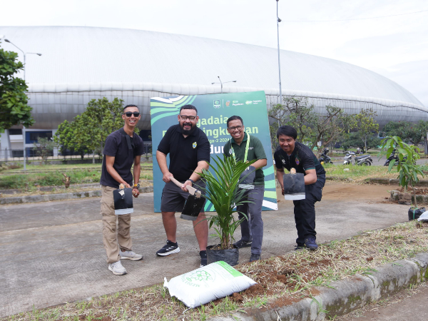 PSKC Cimahi bersama Pegadaian, PT Liga Indonesia Baru dan suporter melakukan aksi tanam pohon di area Stadion Gelora Bandung Lautan Api.