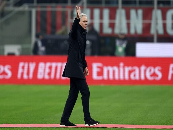 Soroti keterpurukan AC Milan di dua musim terakhir, Marco van Basten bilang Rossoneri perlu lebih banyak pemain asal Italia / via Getty Images