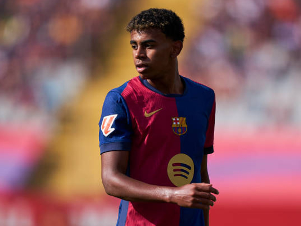 Lamine Yamal Bagikan Headphone untuk Pemain Muda La Masia