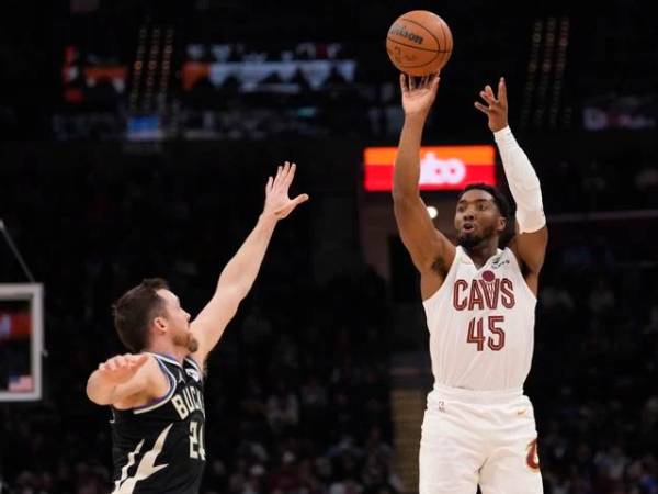 Donovan Mitchell (kanan) mencetak 27 poin saat Cleveland Cavaliers meraih kemenangan 124-101 atas Milwaukee Bucks pada Jumat (20/12) malam. (Foto: AP)