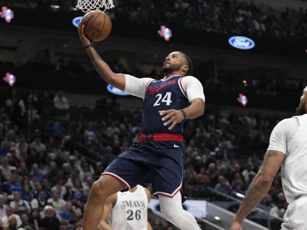 Norman Powell (kiri) mencetak 29 poin saat Los Angeles Clippers mengalahkan Dallas Mavericks 118-95 pada Kamis (19/12) malam. (Foto: AP)