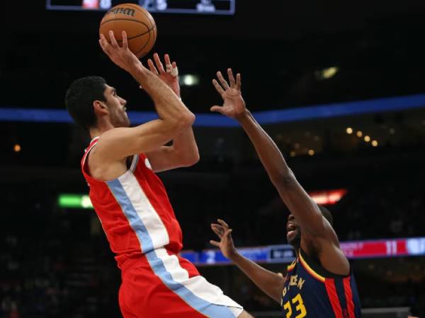 Santi Aldama (kiri) mencetak 21 poin saat Memphis Grizzlies mengalahkan tim tamu Golden State Warriors 144-93 pada hari Kamis (19/12) malam. (Foto: AP)