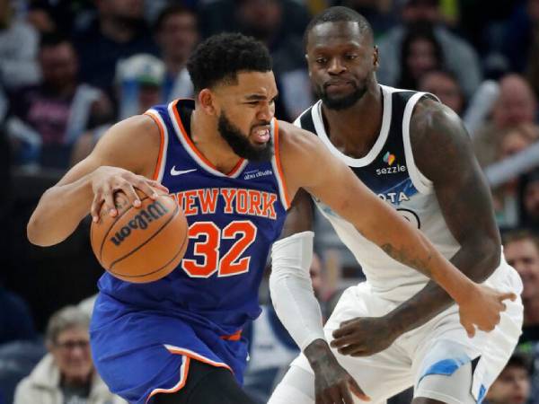 Karl-Anthony Towns (kiri) mencetak 32 poin saat New York Knicks meraih kemenangan 133-107 atas Timberwolves pada Kamis (19/12) malam di Minneapolis. (Foto: AP)