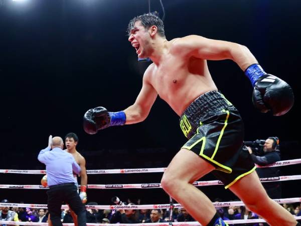 Bruno Surace (kanan) melakukan selebrasi setelah menaklukkan favorit Jaime Munguia pekan lalu. (Foto: Fight TV)
