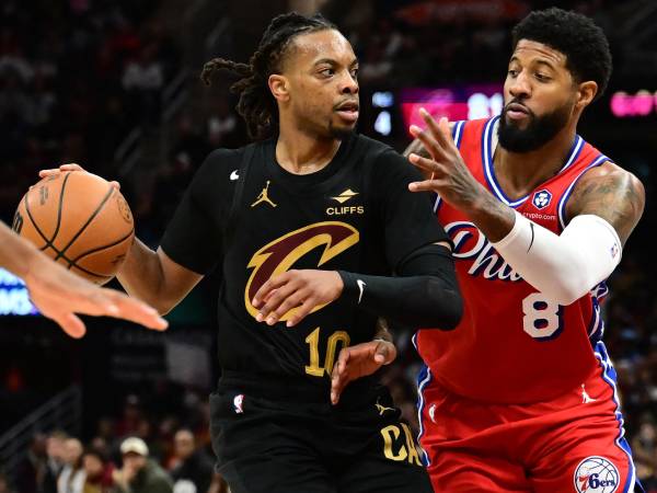 Darius Garland (kiri) mencetak 26 poin saat Cleveland Cavaliers menang 126-99 atas tim tamu Philadelphia 76ers pada hari Sabtu (21/12) malam. (Foto: AP)