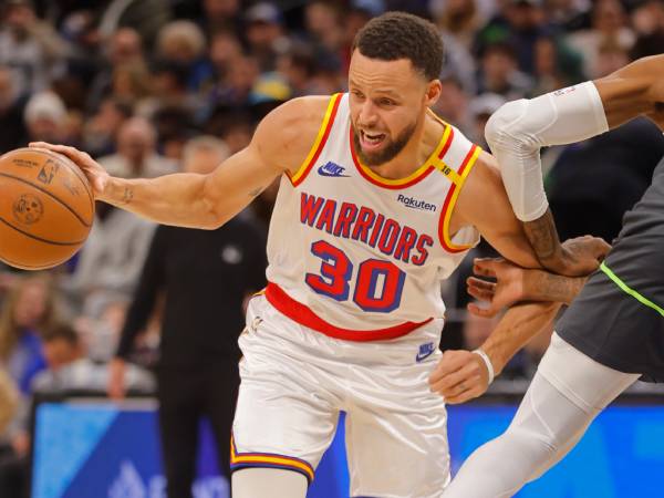 Stephen Curry (kiri) mencetak 31 poin saat Golden State Warriors meraih kemenangan 113-103 atas Minnesota Timberwolves pada Sabtu (21/12) malam. (Foto: AP)