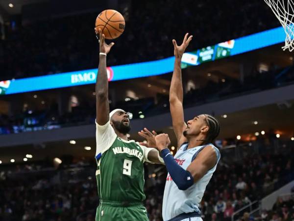 Bobby Portis (kiri) mencetak 34 poin saat Milwaukee Bucks meraih kemenangan 112-101 atas Washington Wizards pada hari Sabtu (21/12) malam. (Foto: AP)