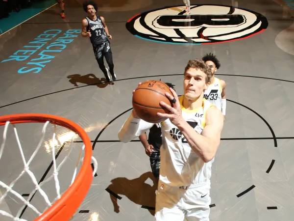 Lauri Markkanen (kanan) mencetak 21 poin saat Utah Jazz meraih kemenangan 105-94 atas Brooklyn Nets pada hari Sabtu (21/12) malam di New York. (Foto: AP)