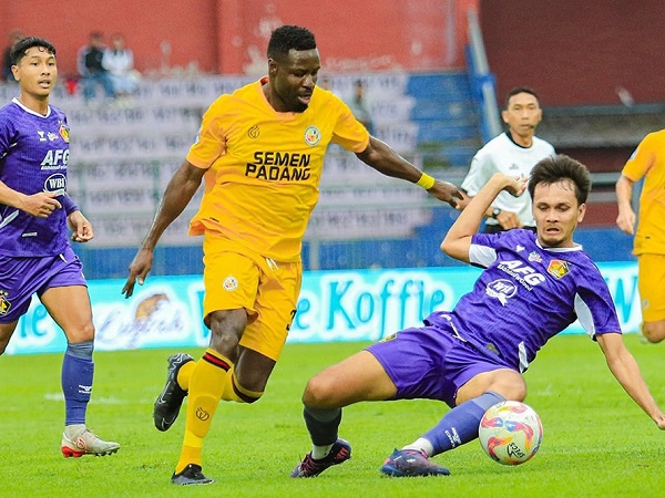 Penyerang Semen Padang FC, Kenneth Ngwoke di laga kontra Persik Kediri