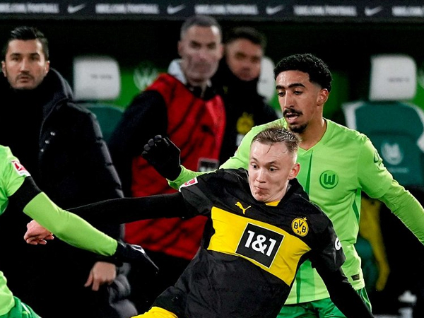 Max Beier dalam pertandingan Borussia Dortmund kontra Wolfsburg