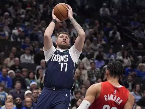 Luka Doncic (kiri) mencetak 27 poin saat Dallas Mavericks meraih kemenangan 132-108 atas tim tamu Portland Trail Blazers pada hari Senin (23/12) malam. (Foto: AP)
