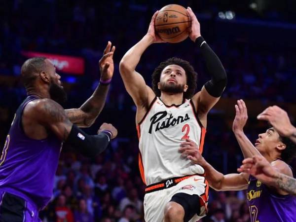 Cade Cunningham (tengah) mencetak 20 poin saat Detroit Pistons menang 117-114 atas Los Angeles Lakers pada hari Senin (23/12) malam. (Foto: AP)