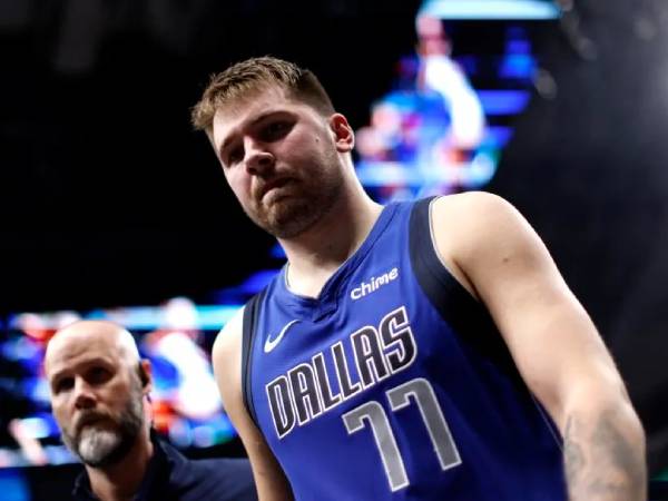Luka Doncic tampak berjalan keluar lapangan setelah mengalami cedera betis kiri. (Foto: AP)