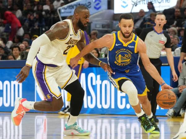 LeBron James (kiri) dan Steph Curry beraksi di Hari Natal. (Foto: AP)