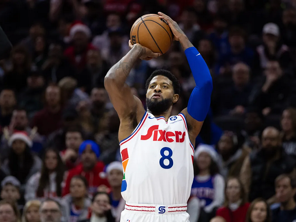 Paul George disebut terlambat untuk bergabung dengan tim 76ers.