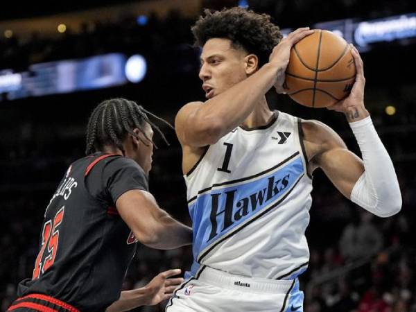 Jalen Johnson mencetak 30 poin saat Atlanta Hawks mengalahkan tim tamu Chicago Bulls 141-133 pada hari Kamis (26/12) malam. (Foto: AP)