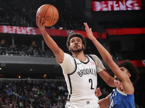 Cameron Johnson (kiri) mencetak 29 poin saat tim tamu Brooklyn Nets mengalahkan Milwaukee Bucks 111-105 pada hari Kamis (26/12) malam. (Foto: AP)