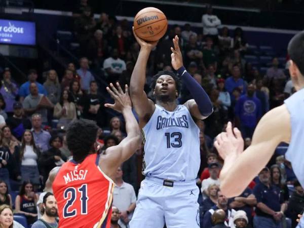 Jaren Jackson Jr (kanan) mencetak 33 poin saat Memphis Grizzlies mengalahkan New Orleans Pelicans 132-124 pada hari Jumat (27/12) malam. (Foto: AP)