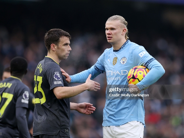 Seamus Coleman berusaha mengganggu konsentrasi Erling Haaland