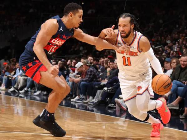 Jalen Brunson (kanan) mencetak perolehan tertingginya musim ini dengan 55 poin saat tim tamu New York Knicks mengalahkan Washington Wizards 136-132 via overtime pada Sabtu (28/12) malam. (Foto: AP)