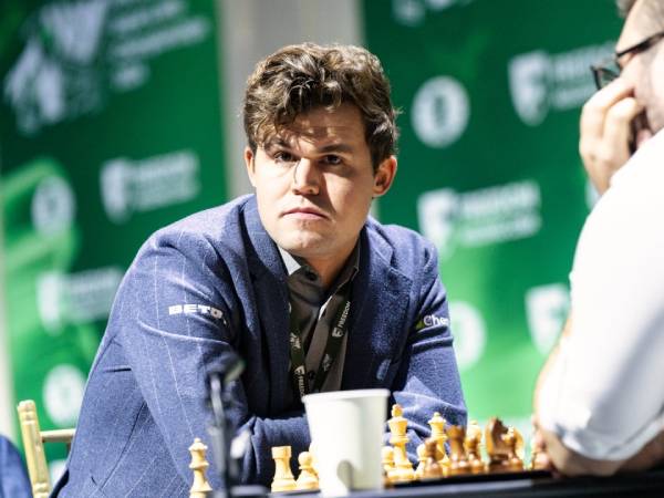 Magnus Carlsen sempat didenda dan tidak diperbolehkan bermain pada babak akhir karena menolak mengganti celana jins. (Foto: AP)