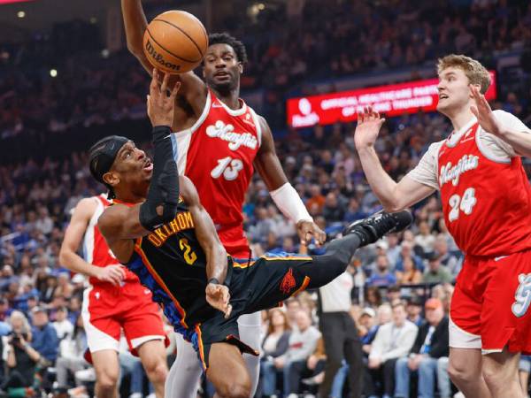 Shai Gilgeous-Alexander (kiri) mencetak 35 poin saat Oklahoma City Thunder menang 130-106 atas Memphis Grizzlies pada hari Minggu (29/12) malam. (Foto: AP)