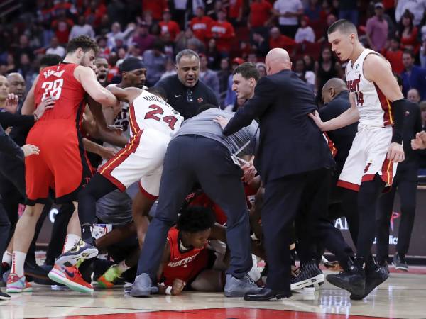 Tyler Herro (paling kanan) menyaksikan perkelahian yang dipicu oleh dirinya. (Foto: AP)