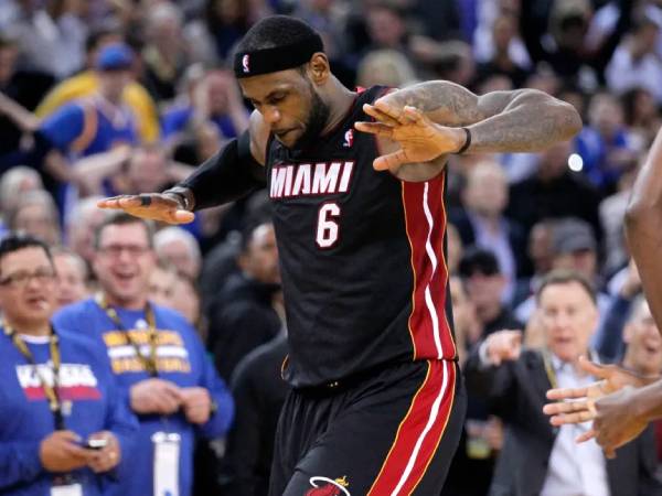 “The Silencer”, selebrasi khas LeBron James dengan hentakan tangan dan kaki, plus geraman di wajahnya. (Foto: AP)