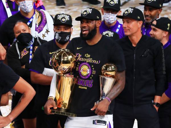 Memenangi gelar juara pada 2020 bersama Lakers, LeBron James menjadi pemain keempat yang memenangkan gelar juara dengan tiga tim yang berbeda. (Foto: AP)