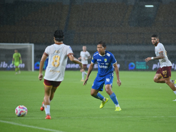 Gelandang Persib, Adam Alis