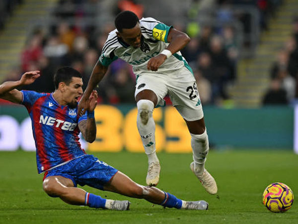 Daniel Munoz Jadi Raja Tekel di Premier League Sepanjang 2024