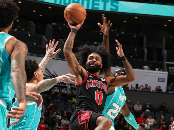Coby White (tengah) mencetak 23 poin saat Chicago Bulls mengalahkan Charlotte Hornets 115-108 melalui babak perpanjangan waktu pada Senin (30/12) malam. (Foto: AP)