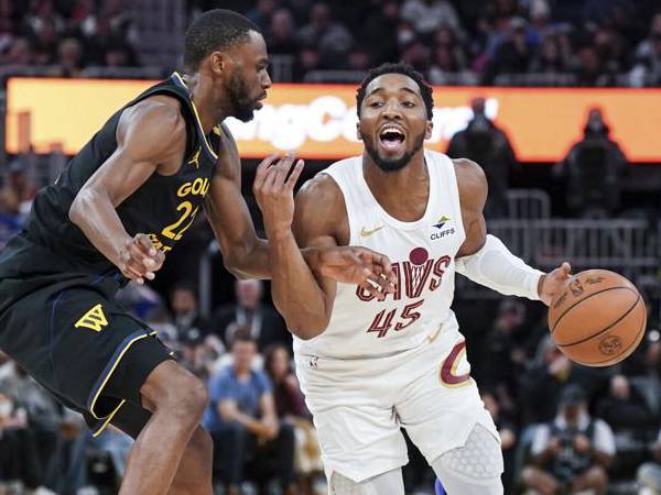 Donovan Mitchell (kanan) mencetak 23 poin saat Cleveland Cavaliers mengalahkan Golden State Warriors 113-95 pada hari Senin (30/12) malam. (Foto: AP)