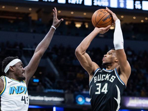 Giannis Antetokoumpo (kanan) mencetak 30 poin saat Milwaukee Bucks meraih kemenangan 120-112 atas Indiana Pacers pada Selasa (31/12) malam. (Foto: AP)
