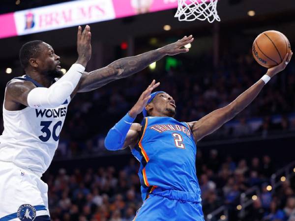 Shai Gilgeous-Alexander (kanan) mencetak 40 poin saat Oklahoma City Thunder mengalahkan tim tamu Minnesota Timberwolves 113-105 pada Selasa (31/12) malam. (Foto: AP)