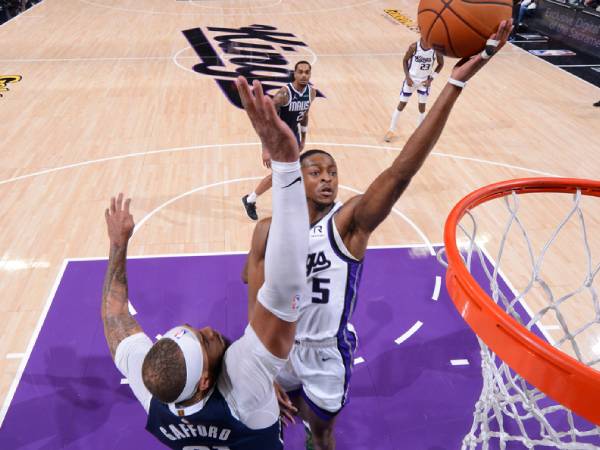 De'Aaron Fox (kanan) mencetak 33 poin saat Sacramento Kings meraih kemenangan 110-100 atas tim tamu Dallas Mavericks pada Senin (30/12) malam. (Foto: AP)