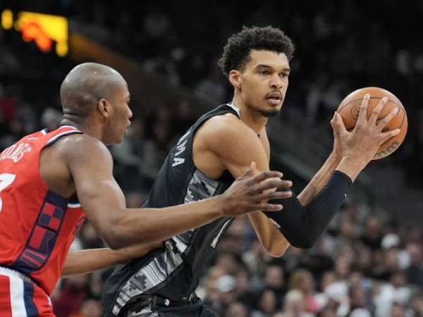 Victor Wembanyama (kanan) mencetak 27 poin saat San Antonio Spurs menghempaskan Los Angeles Clippers 122-86 pada hari Selasa (31/12) malam. (Foto: AP)