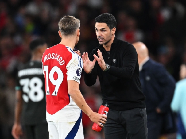 Mikel Arteta saat memberikan instruksi kepada Leandro Trossard