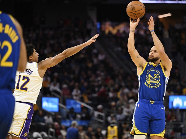 Stephen Curry punya keinginan besar pensiun bersama Warriors.