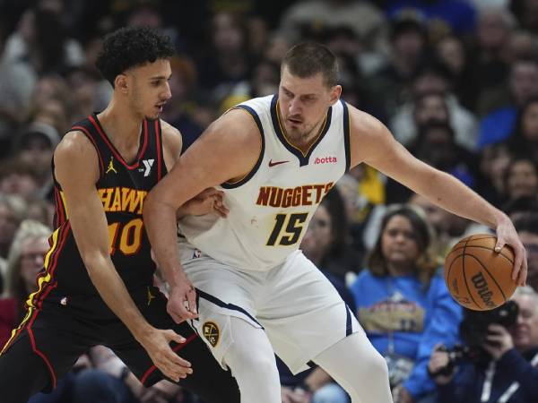 Nikola Jokic (kanan) mencetak triple-double ke-14 musim ini saat Denver Nuggets mengalahkan Atlanta Hawks 139-120 pada Rabu (1/1) malam. (Foto: AP)