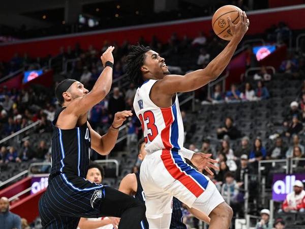 Jaden Ivey (kanan) mencetak 22 poin saat tuan rumah Detroit Pistons mengalahkan Orlando Magic 105-96 pada Rabu (1/1) malam. (Foto: AP)